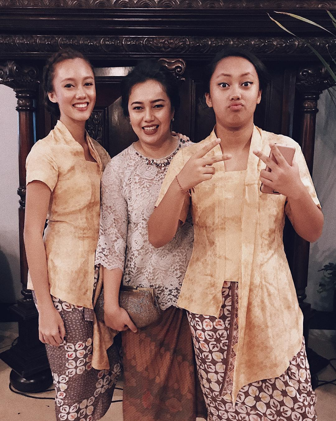 Gaya formal ala Nayyara dan Nabila Sudiro bareng sang Mama, ANggi Kadiman.