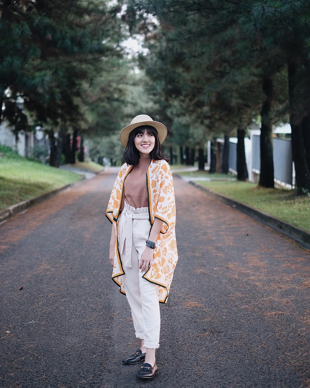Gaya kasual Ify Alyssa dengan 1 model loafers