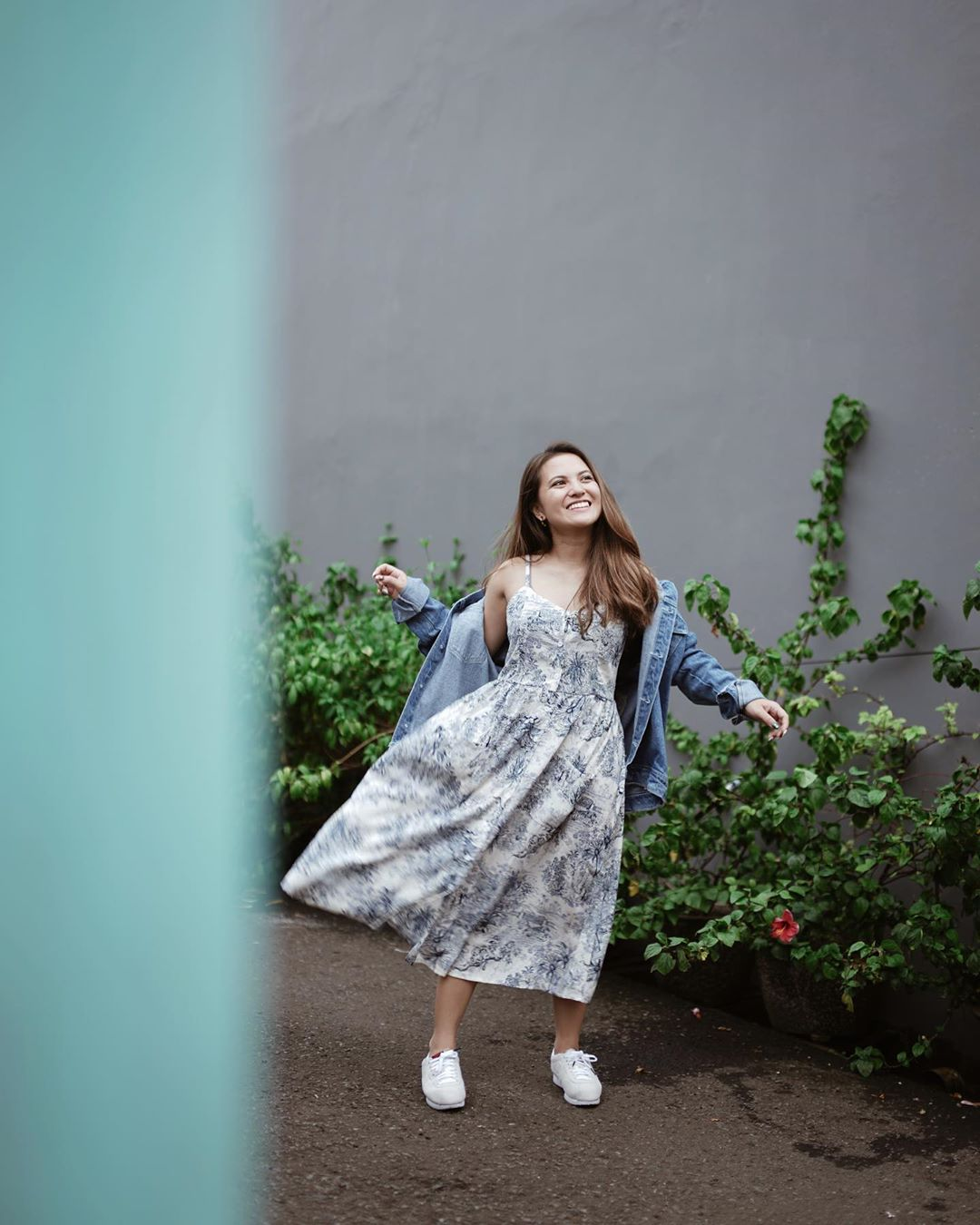 Gaya dengan outer ala Marsha Aruan