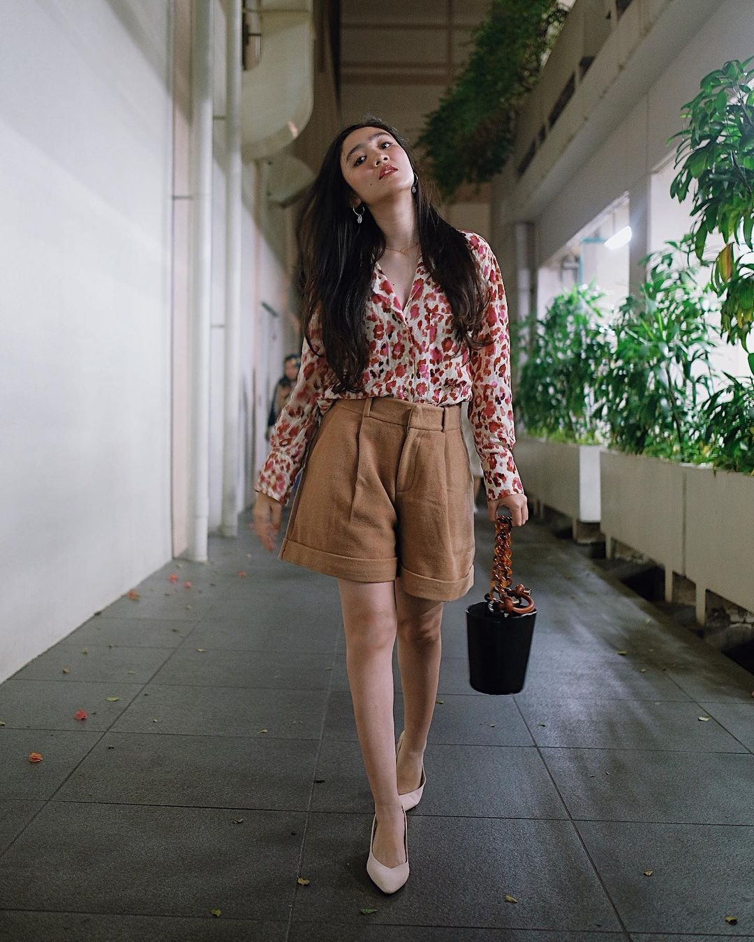 OOTD pakai celana pendek cokelat ala Febby Rastanty