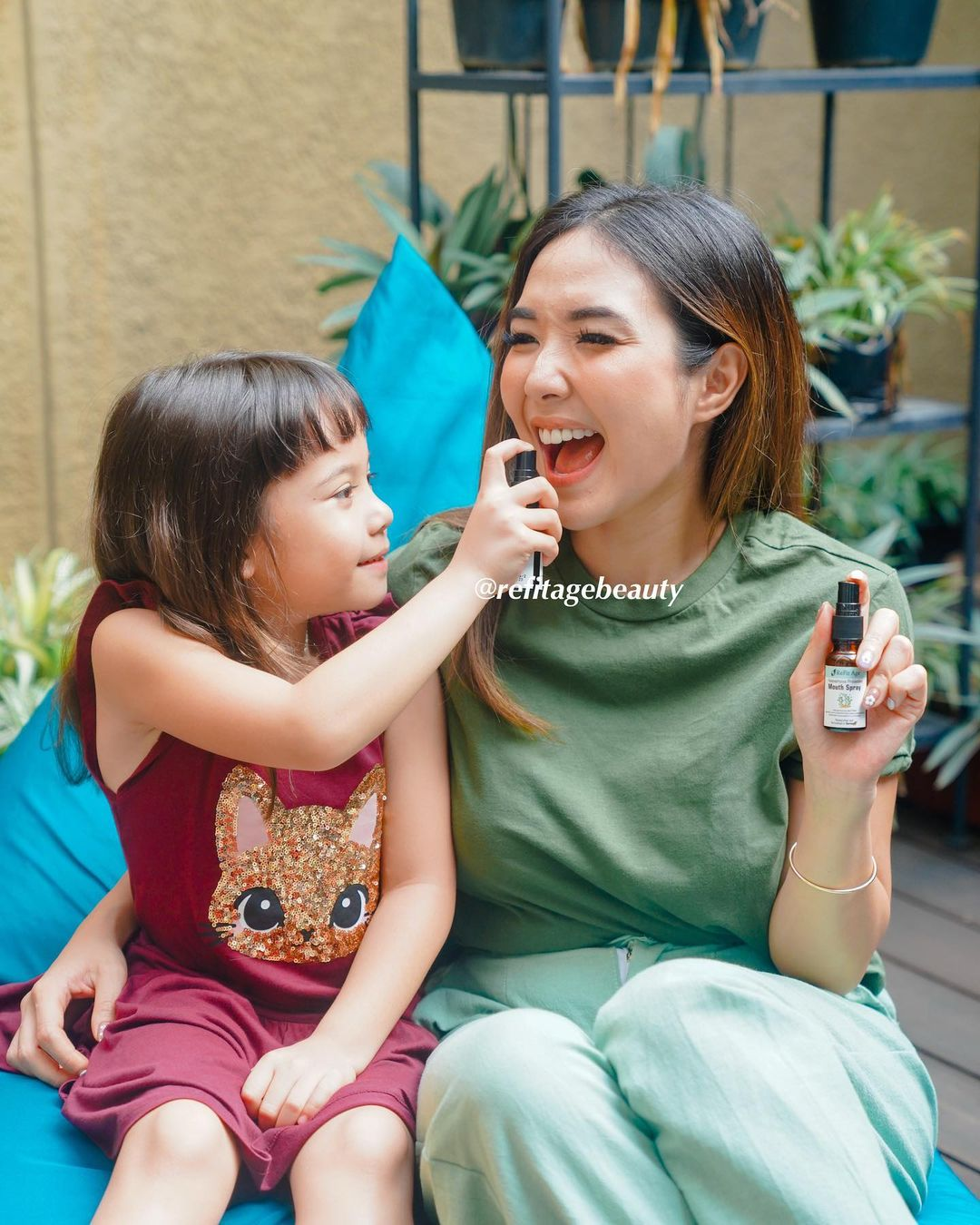 Gisel bermain bersama Gempi. sikap Wijin ke calon anak sambungnya ini membikin dahi Melaney Ricardo berkerut.