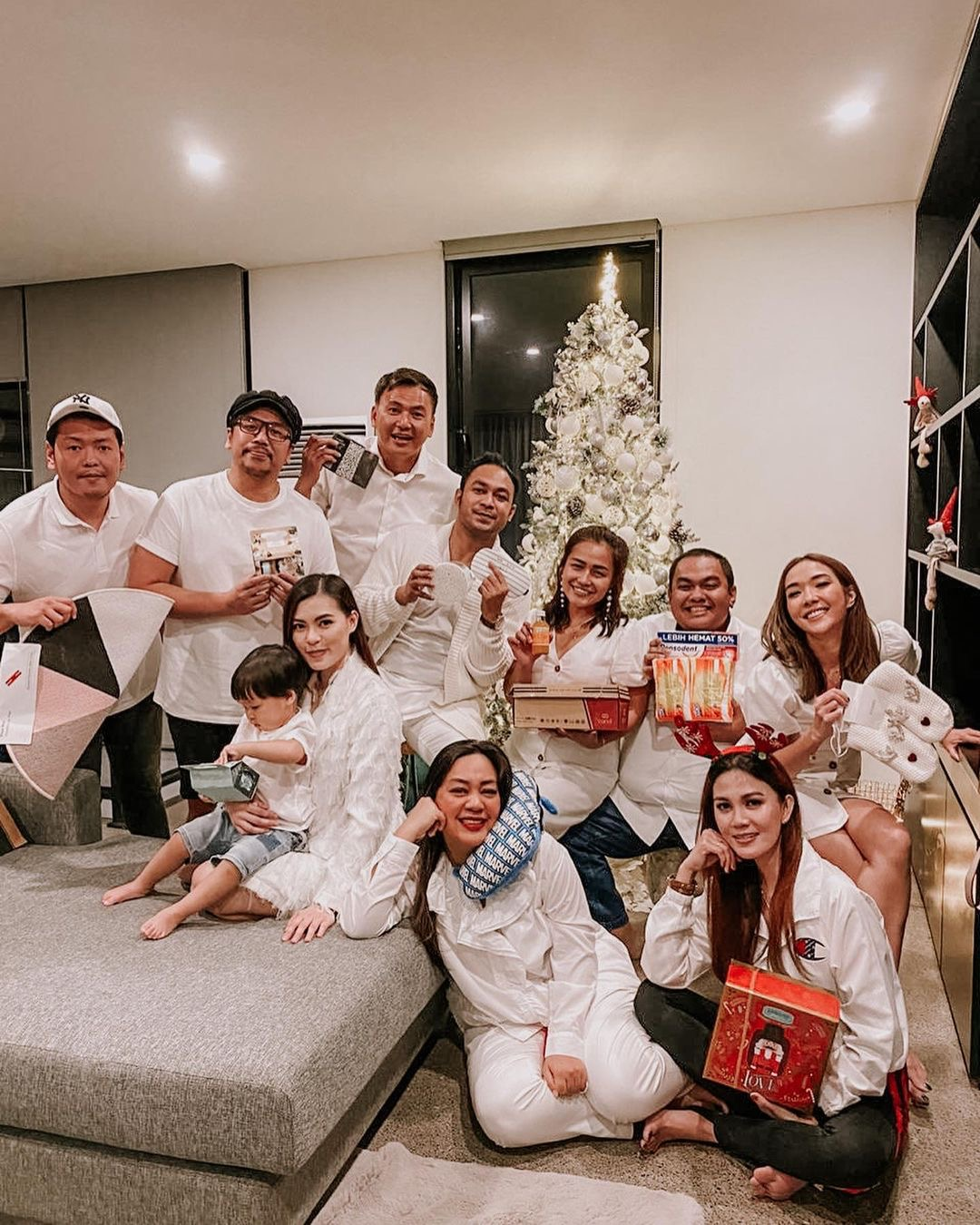Dalam foto bareng istri Sammy Simorangkir, Gisel mengenakan dress punggung bolong. Netizen malah singgung Miranda film Layangan Putus.