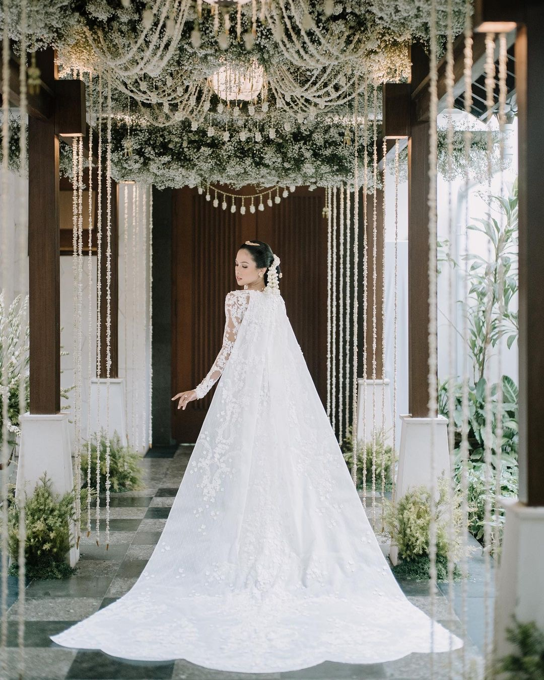 Maudy Ayunda sengaja merahasiakan wajah suaminya di foto nikah. Namun, Maudy pernah kepergok ribut dengan Jesse Choi. Begini kronologinya.