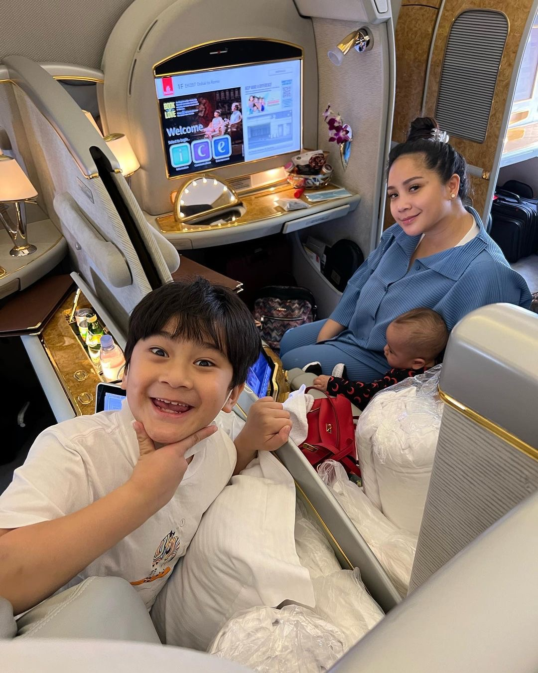 Nagita Slavina sudah terlihat menemani raffi Ahmad liburan di Italia. Dia tampak ogah emosi hadapi isu suaminya selingkuh dengan Mimi Bayuh.