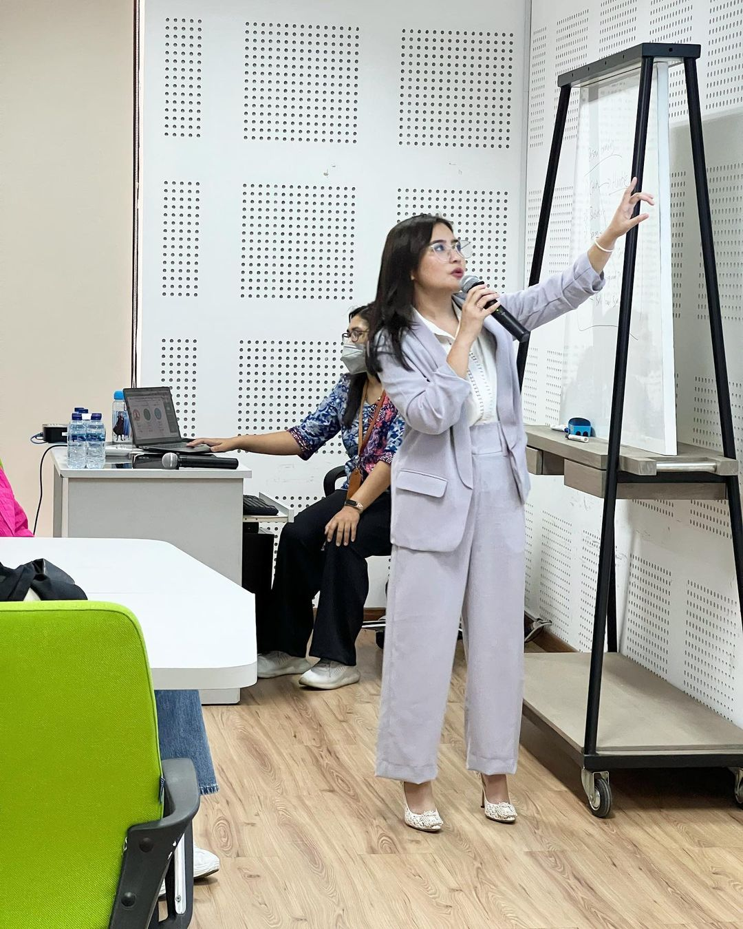 Fashion formal Prilly Latuconsina saat mengajar