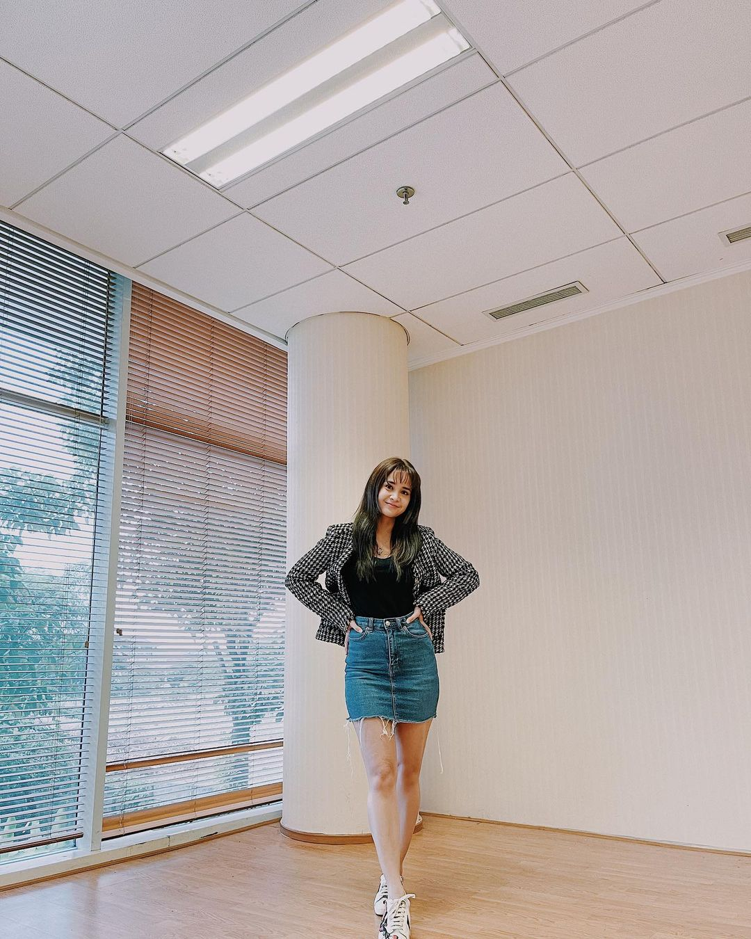 Outfit Michelle Ziudith pakai rok mini