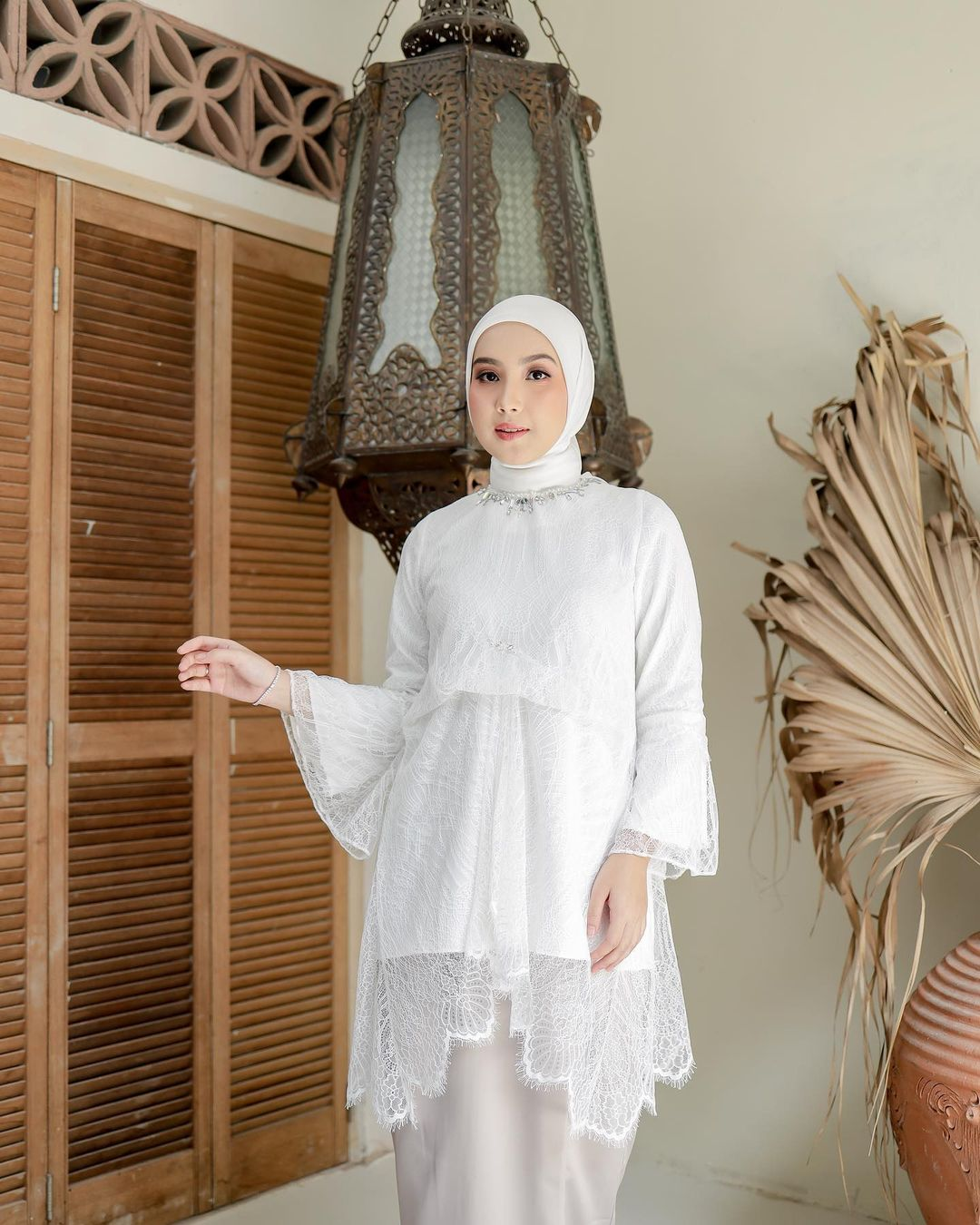 Outfit hijab pakai tunik putih buat Idul Adha 2023