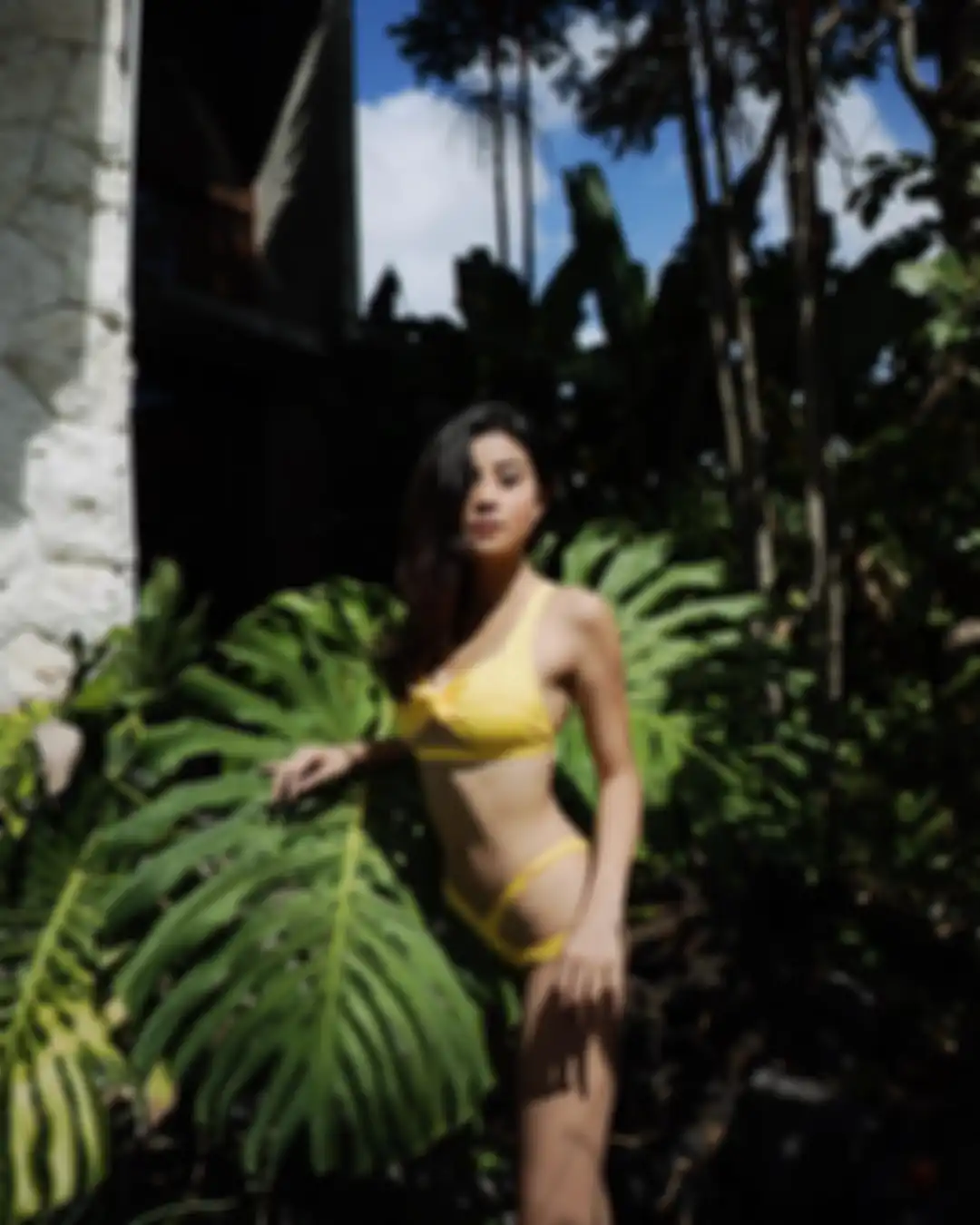 Awkarin dengan knot bikini