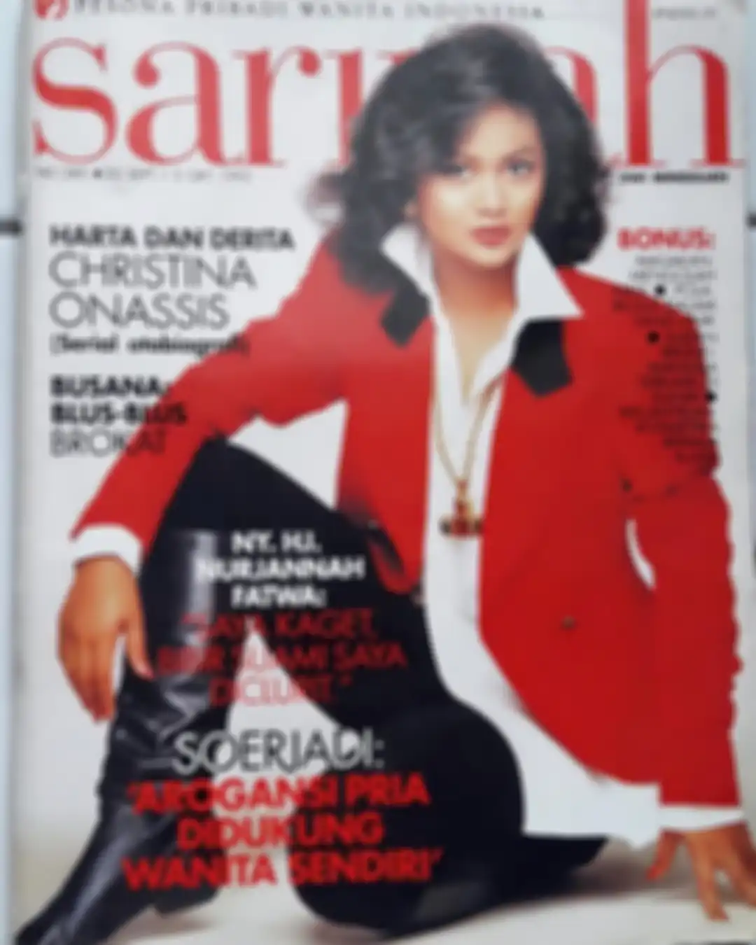 Krisdayanti terlihat tampil nyentrik bergaya maskulin