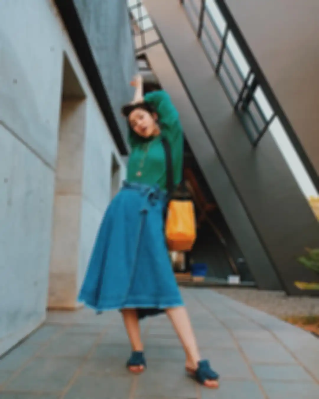 Mix and match kenakan rok denim ala Febby Rastanty