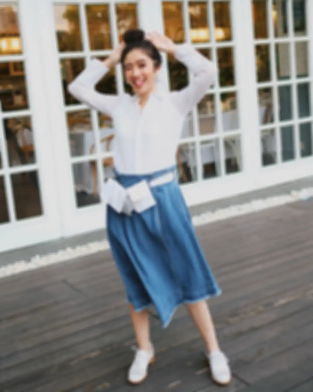 Style dengan rambut top knot ala Febby Rastanty