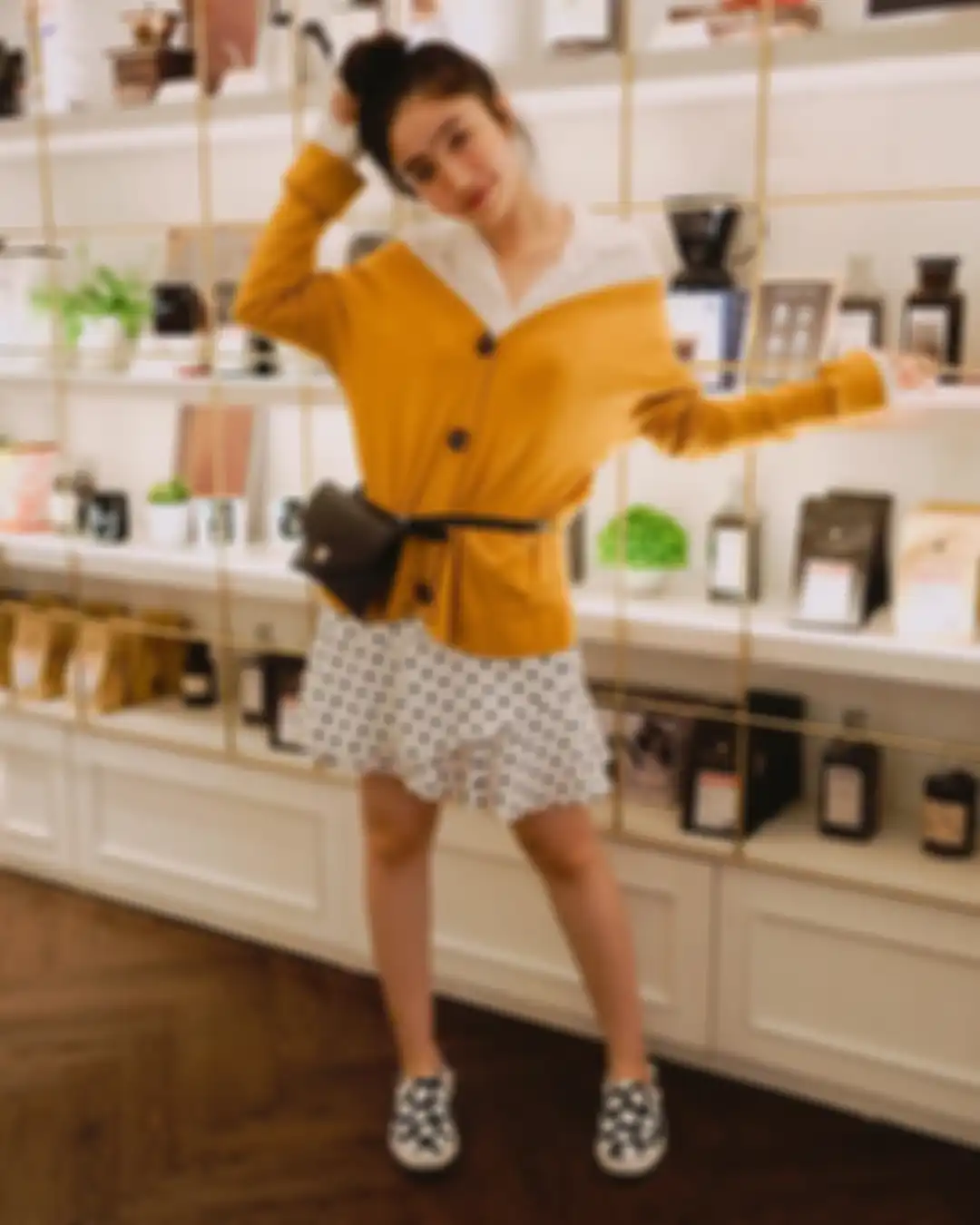 Style dengan rambut top knot ala Febby Rastanty