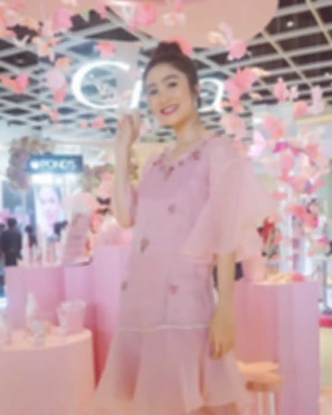 Style dengan rambut top knot ala Febby Rastanty