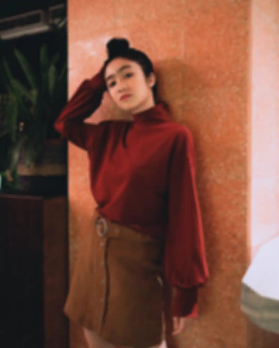 Style dengan rambut top knot ala Febby Rastanty