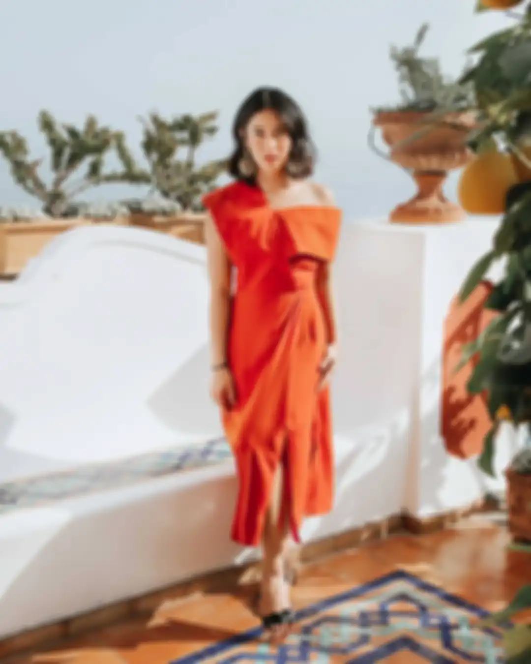 Penampilan Dian Sastrowardoyo kenakan one shoulder dress