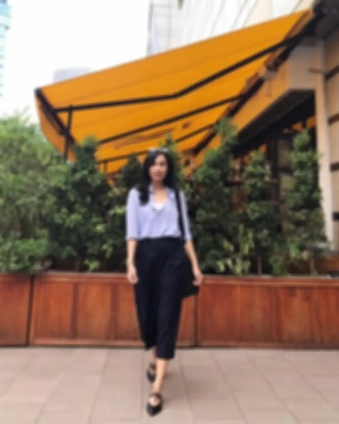 Fashion dengan outfit biru Shabrina Ayu