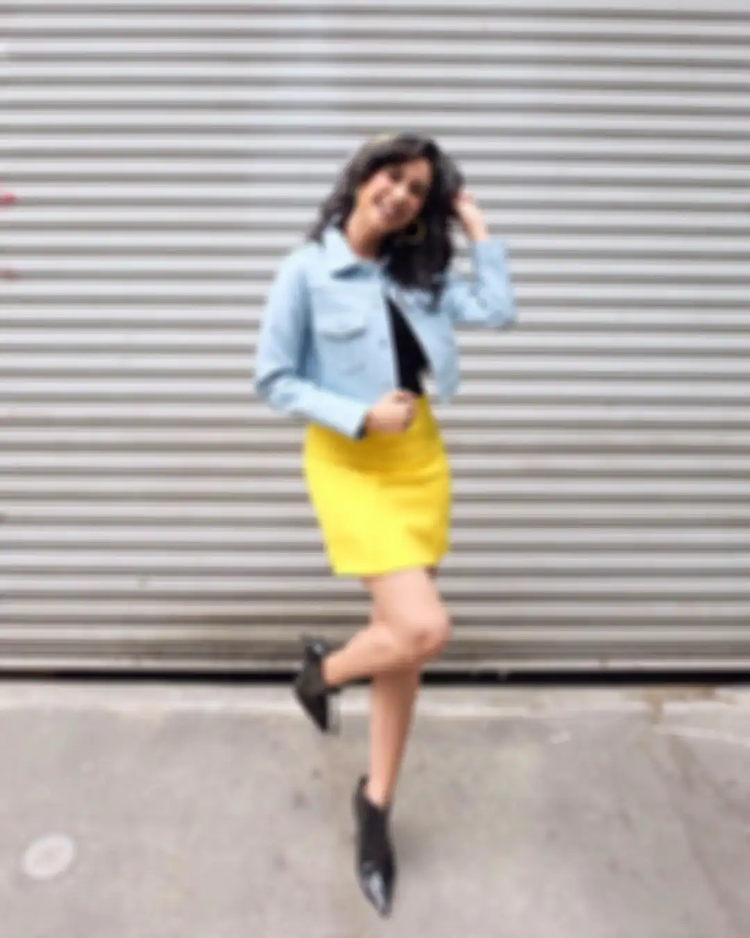 Fashion dengan outfit biru Shabrina Ayu