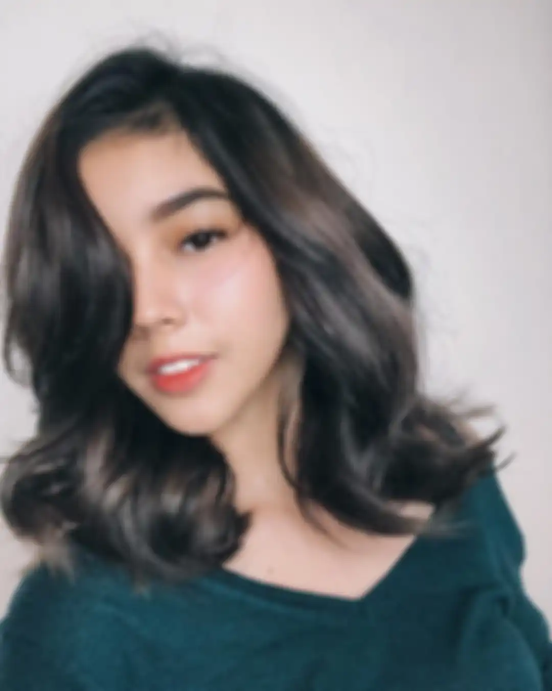 Ash black hair bikin penampilan Fay Nabila elegan