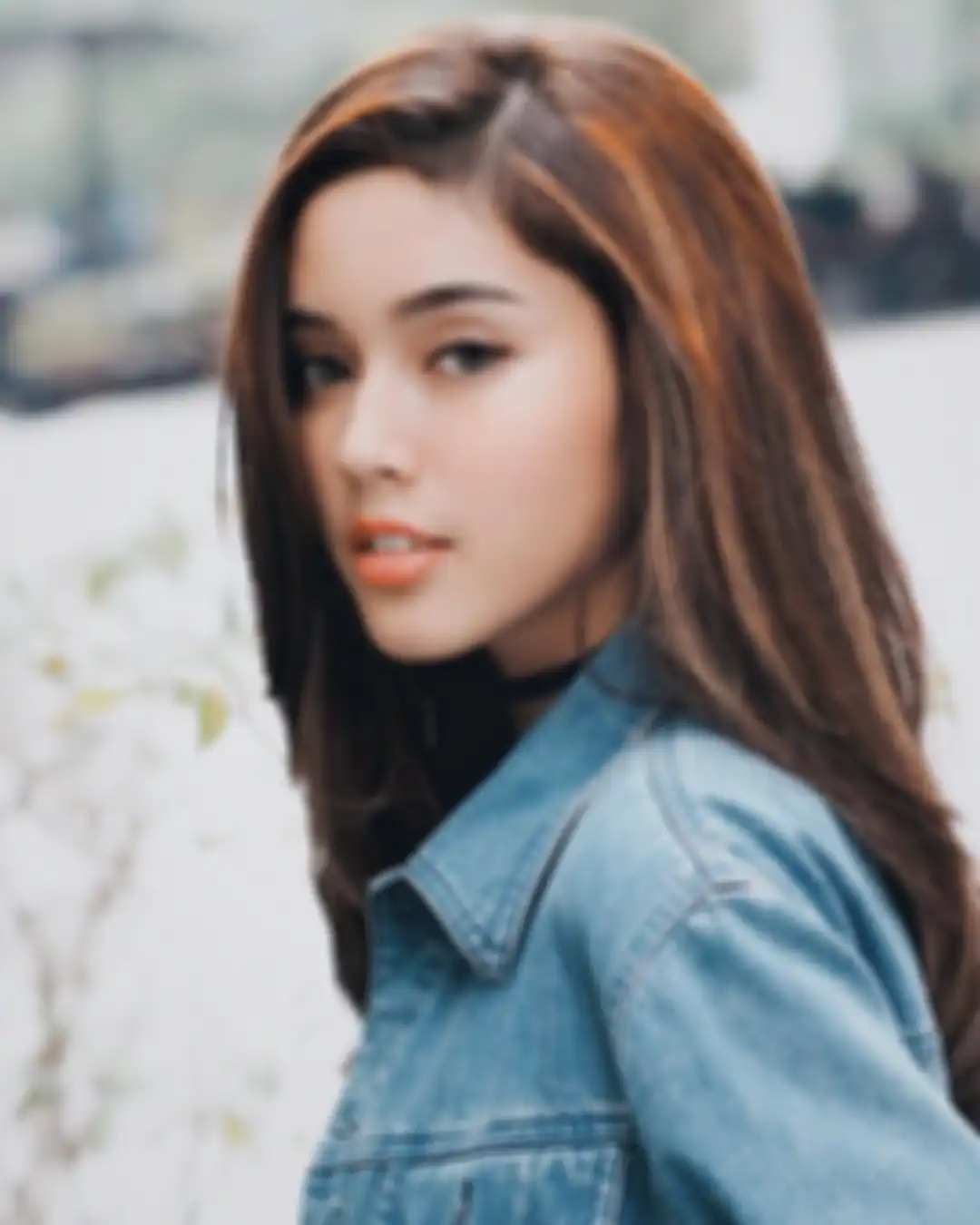 Fay Nabila dengan straight hair warna coklat dnegan highlight oranye