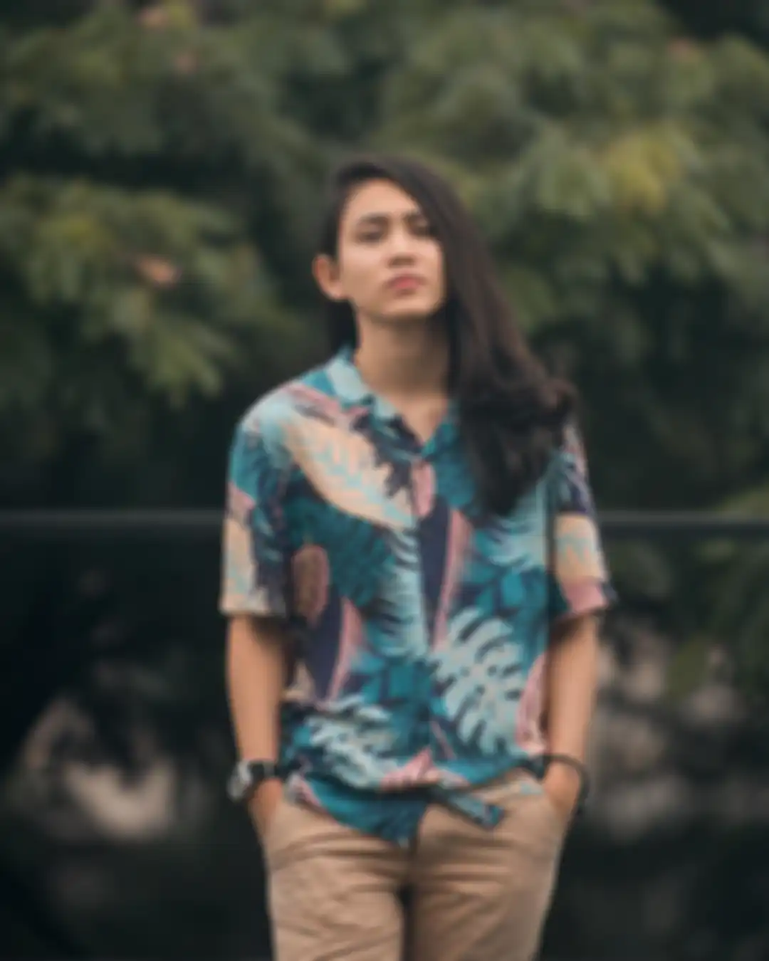 Pilot cantik Athira Farina tampil bergaya funky dnegan paduan kemeja dan celana pendek berwarna coke