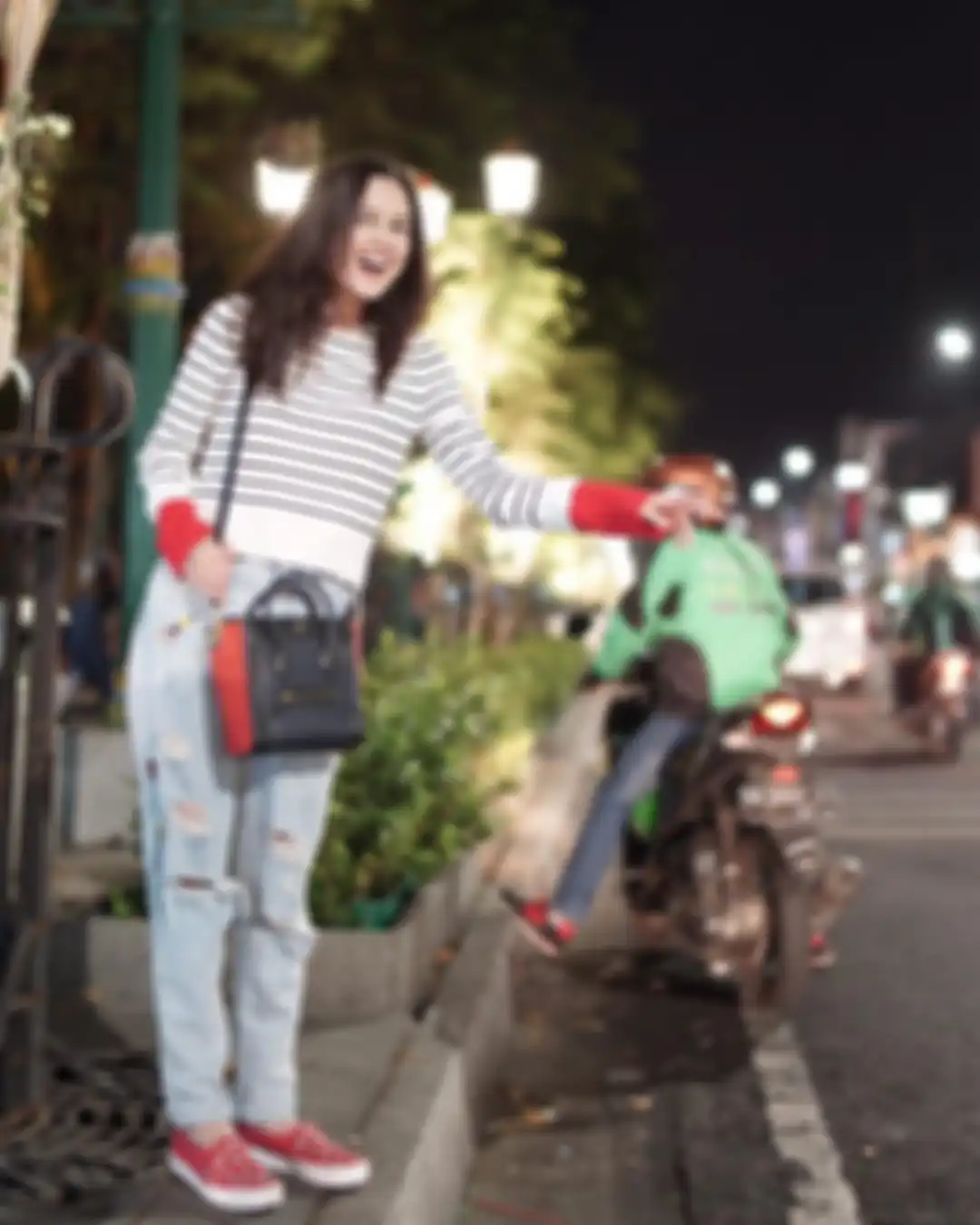 Style Cut Meyriska dengan outfit stripes