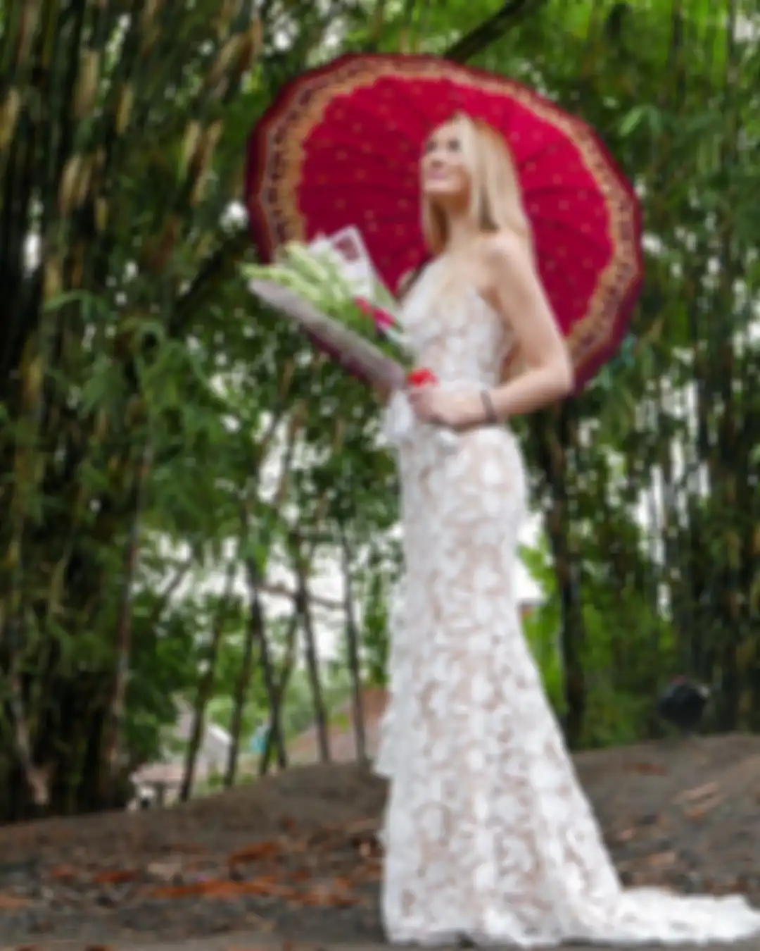Polly Alexandrea gaun lace cantik sambil memegang bunga