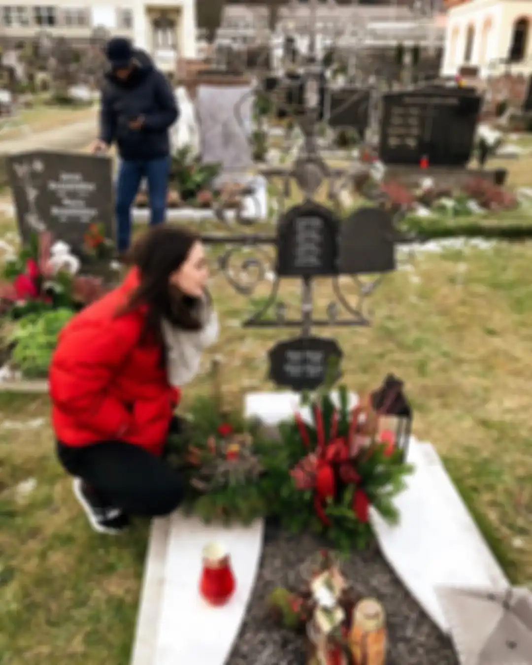 Momen Natal, Luna Maya Ziarah ke Makam Kakek Neneknya di Austria, Nama di Nisannya Jadi Sorotan!