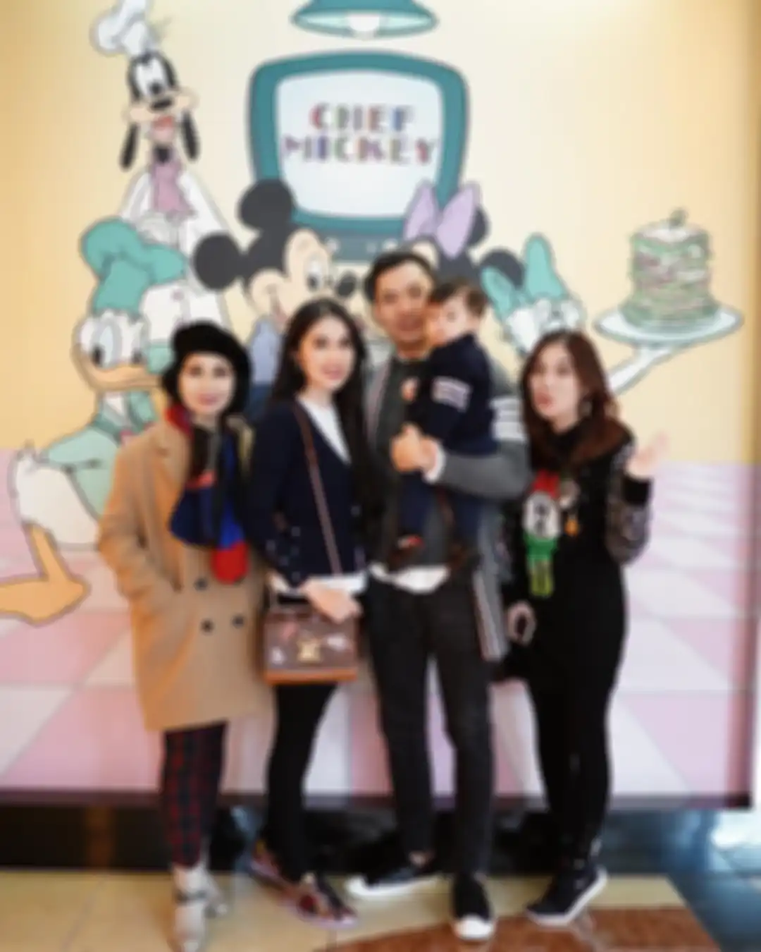 Catharina Erliani, ibu Sandra Dewi, tampil modis memadukan coat dan beret hat.