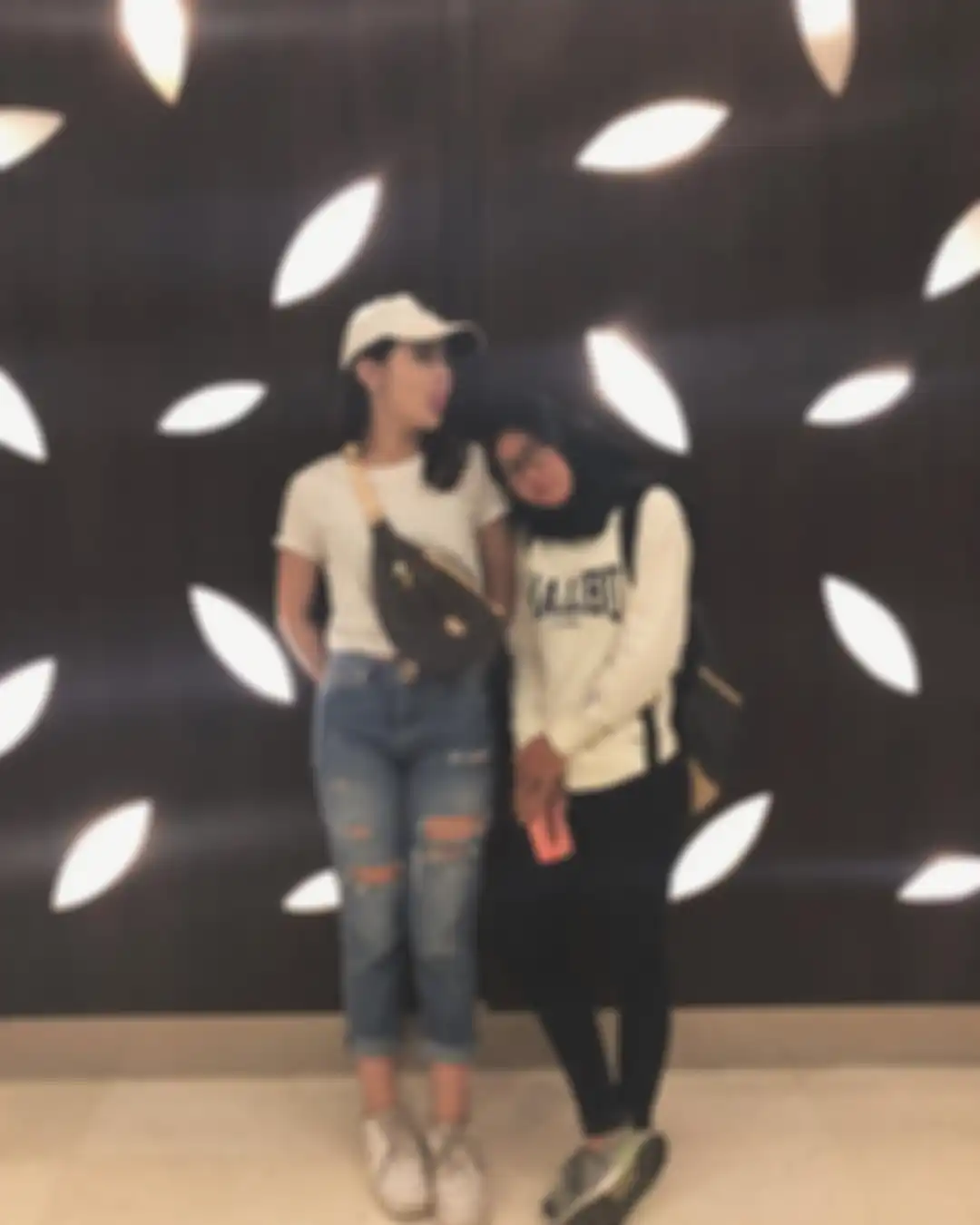 Padu padan atasan putih ala Steffi Zamora