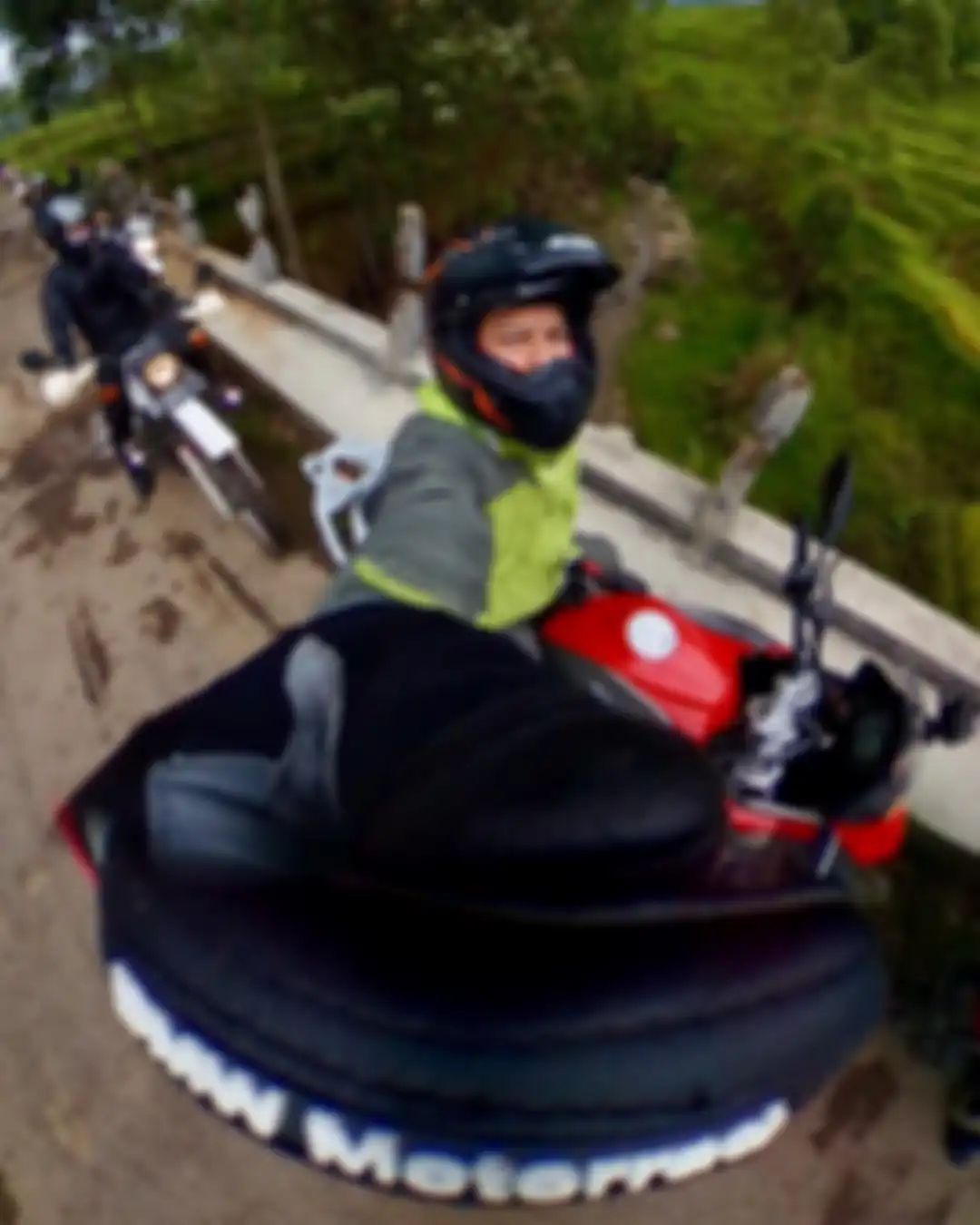 Ariel Noah selfie di ata BMW G 310 GS