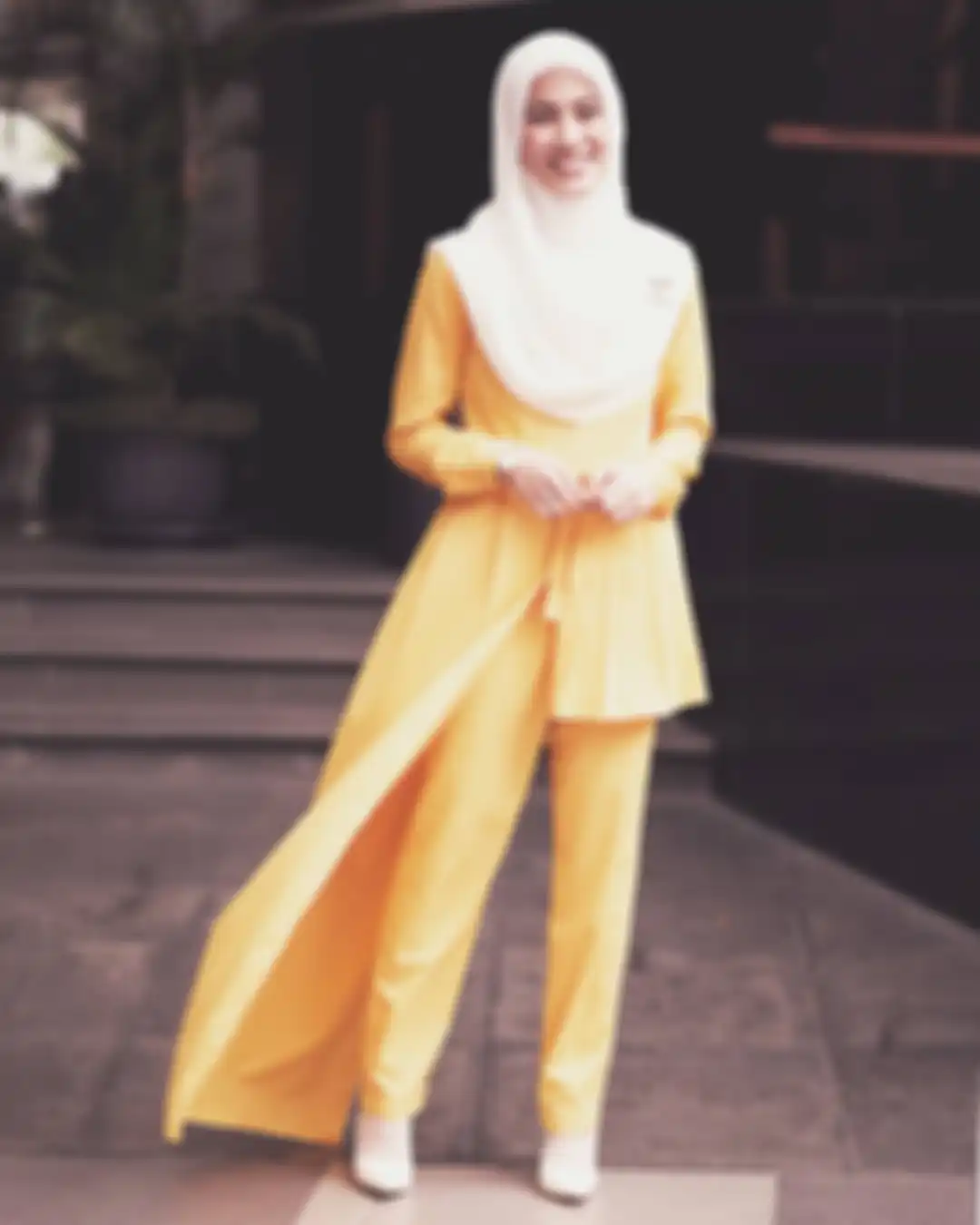Gaya hijab syari santun Alyssa Soebandono saat pakai bros branded mewah