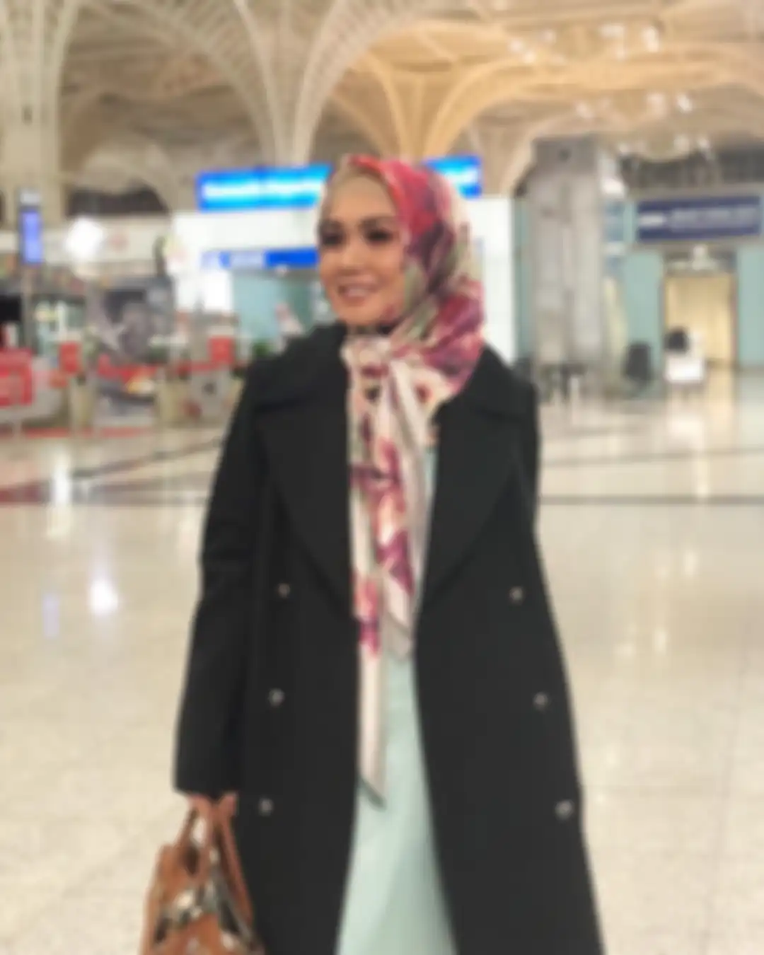 Potret Cantik Yuni Shara Kenakan Hijab Setelah Ibadah Umrah di Tanah Suci