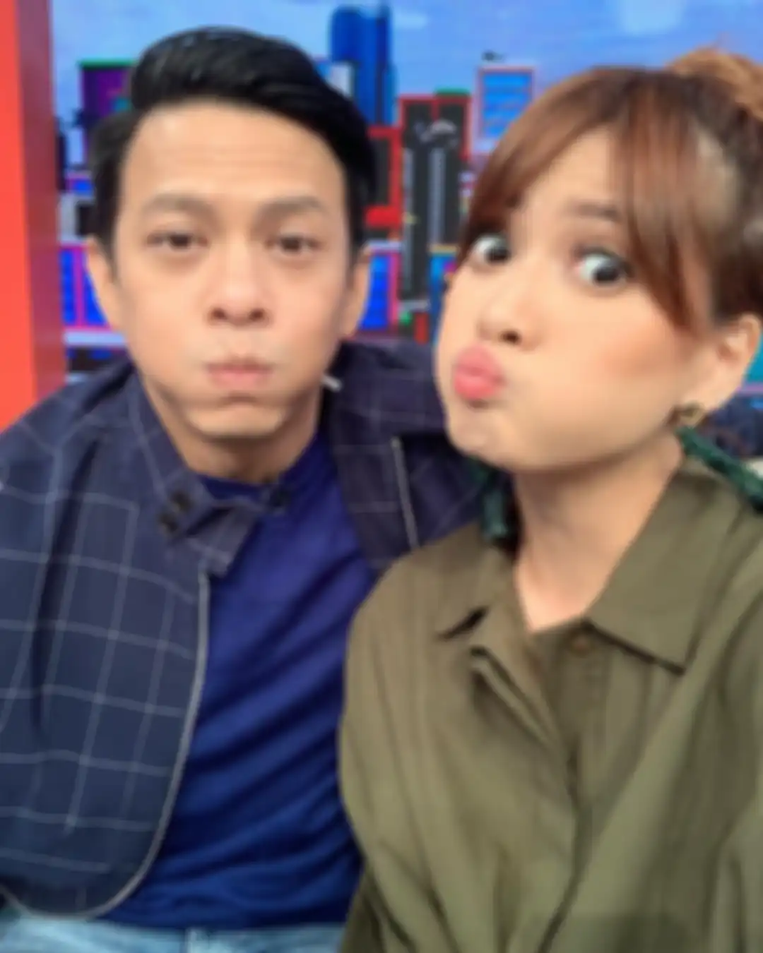Chika Jessica dan Ariel NOAH berfoto dengan ekspresi lucu