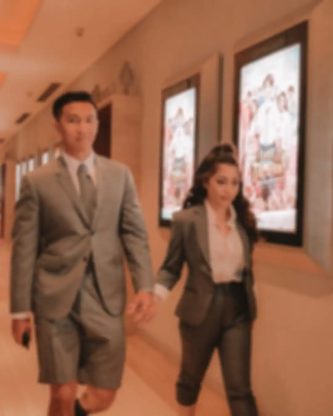 Nikita Willy terlihat ta,pil modis mengenakan outfit kembaran dengan sang pacar