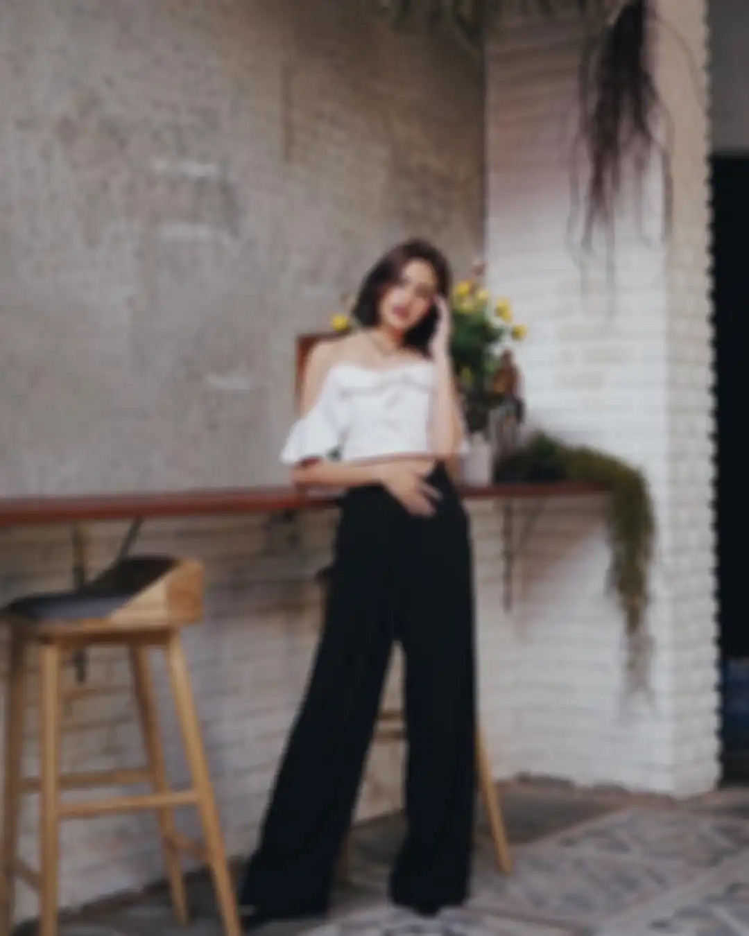 Gaya kece dengan crop top ala Andira Hadley