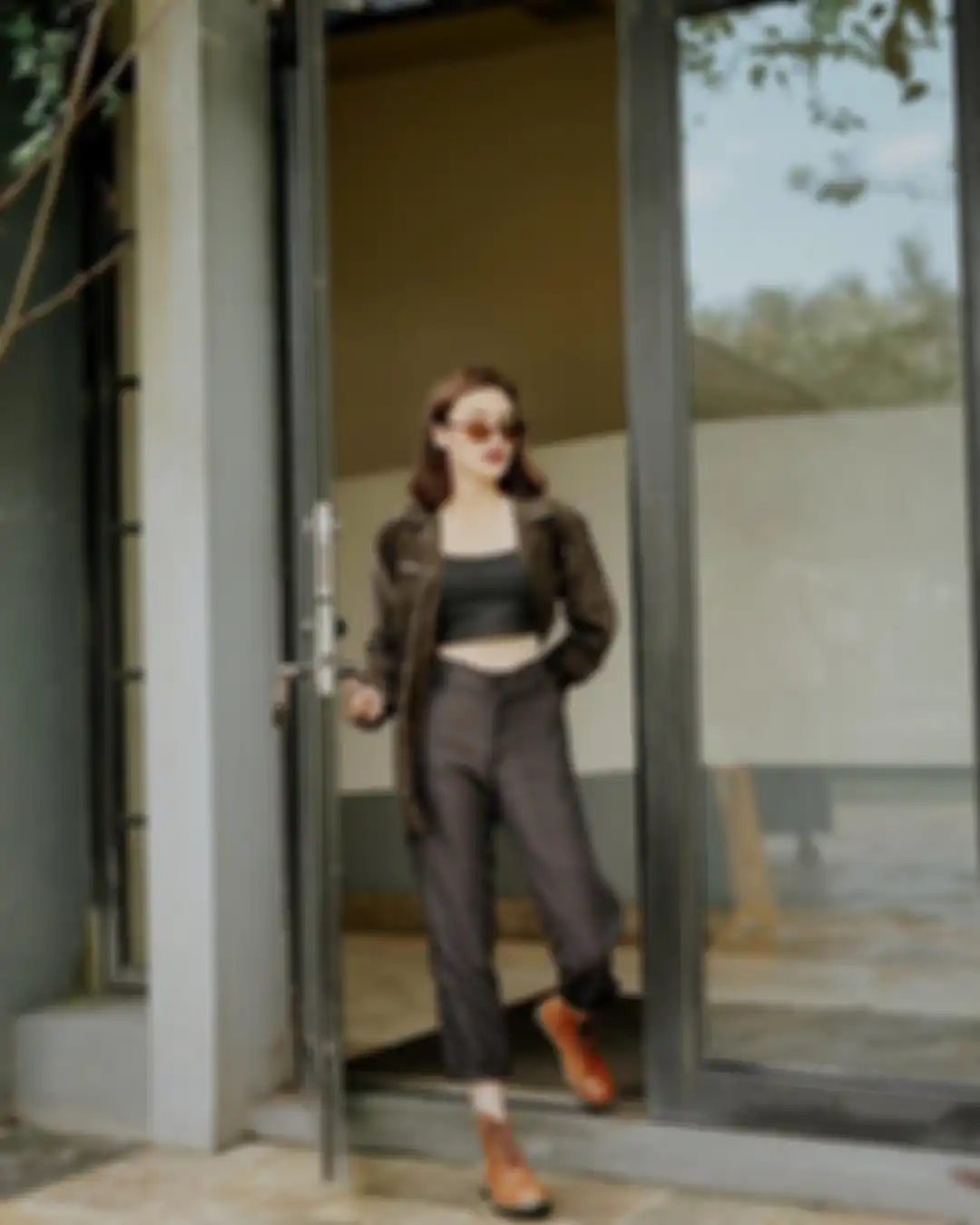 Gaya kece dengan crop top ala Andira Hadley