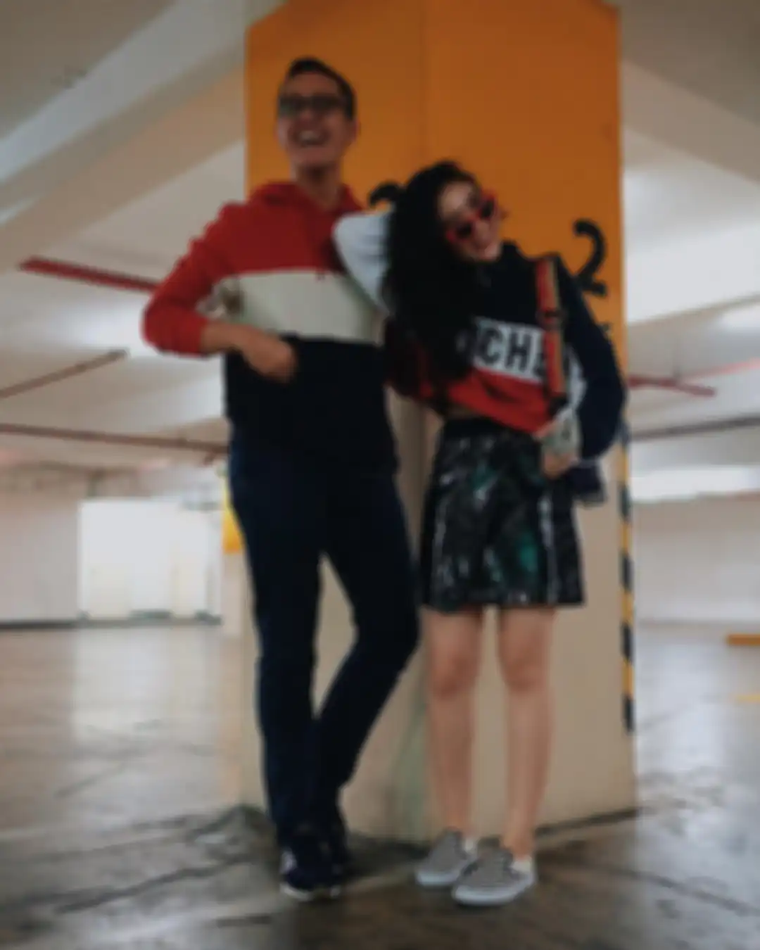 Fashion trendi Febby Rastanty dengan 1 sepatu slip on