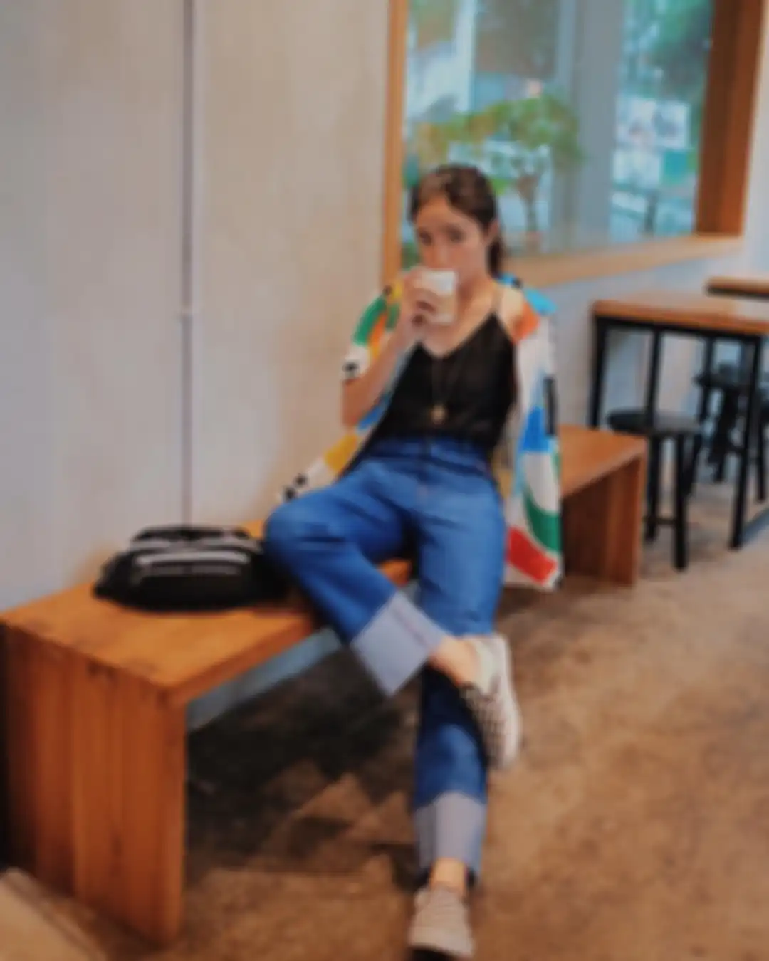 Fashion trendi Febby Rastanty dengan 1 sepatu slip on