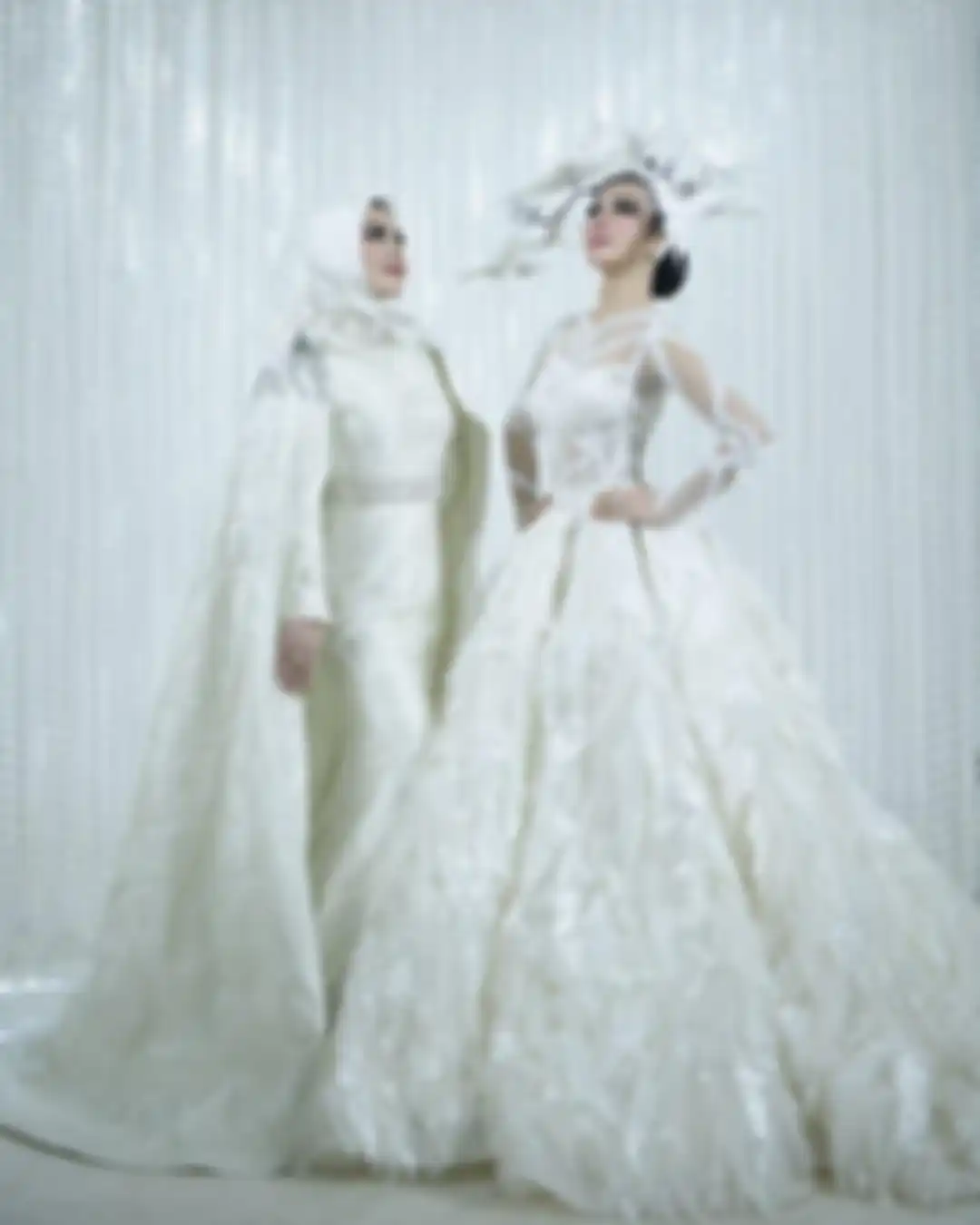 Foto Anggun Syahrini dengan Gaun Putih Glamor ala Pengantin di Hari Pernikahan - Corset Dress