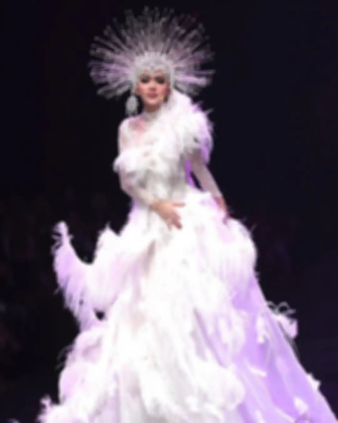Foto Anggun Syahrini dengan Gaun Putih Glamor ala Pengantin di Hari Pernikahan - Feather Dress