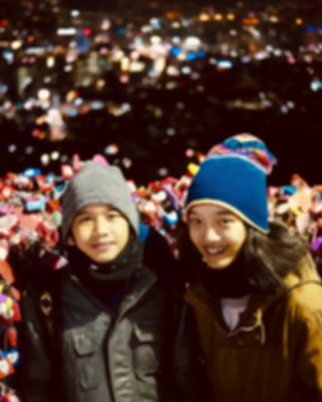 Aisha bersama sang adik, Ayman.