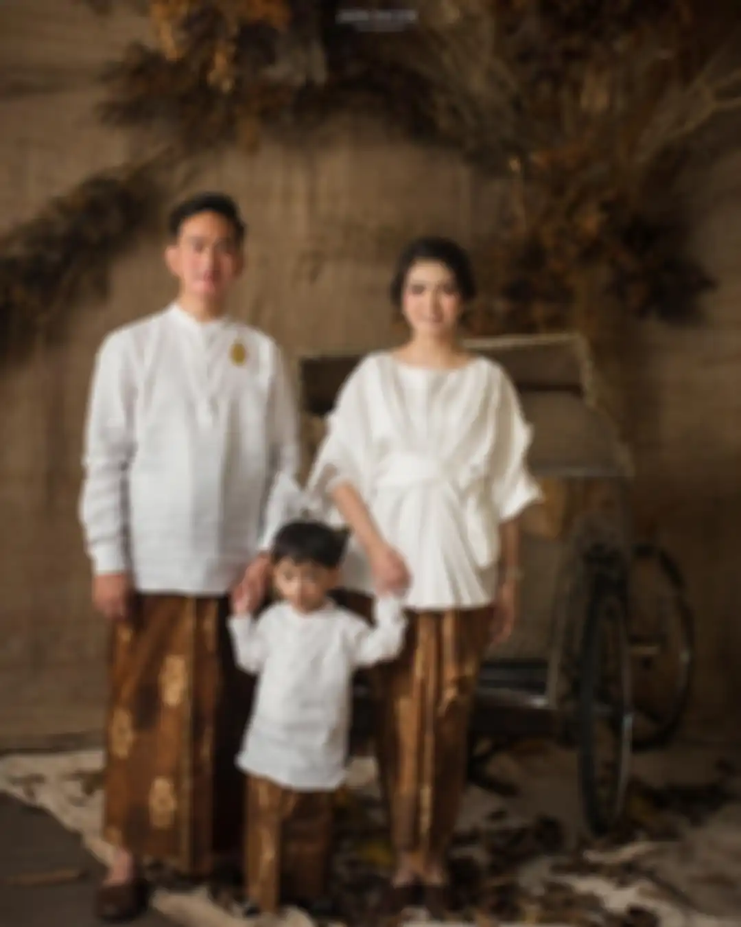 Potret keluarga Gibran Rakabuming Raka bersama Selvi Ananda dan Jan Ethes