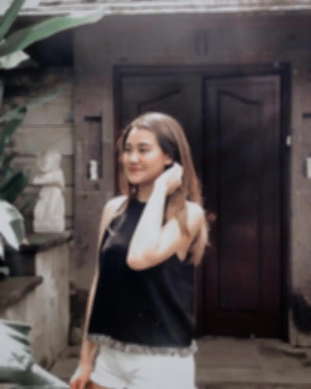 Gaya Aaliyah Massaid dengan outfit hitam