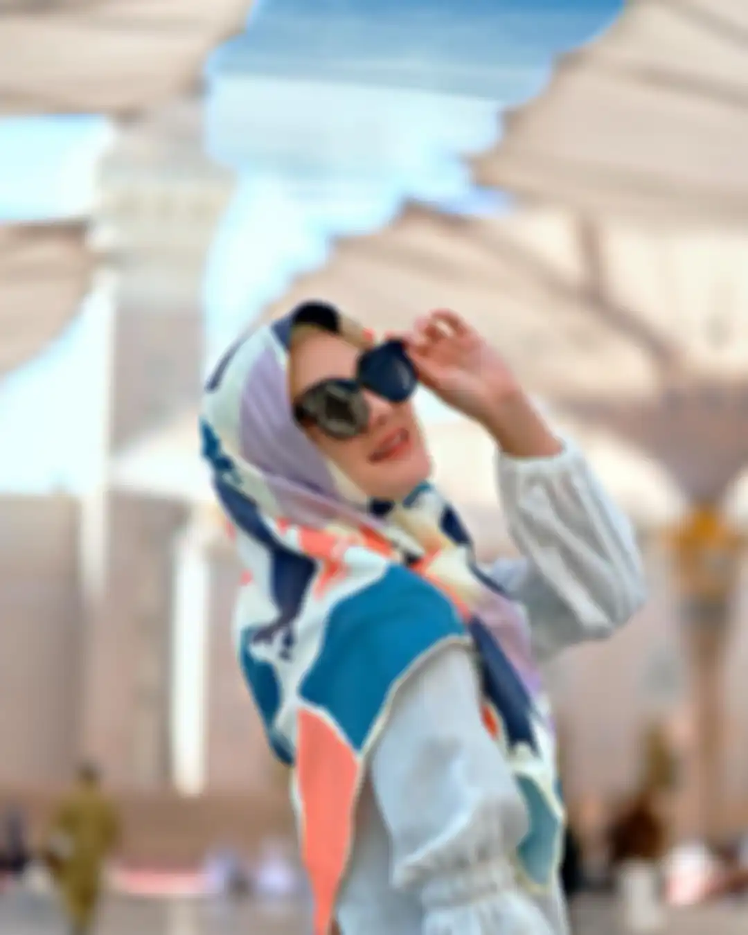 Penampilan Luna Maya dengan Hijab Bermotif Saat di Medinah