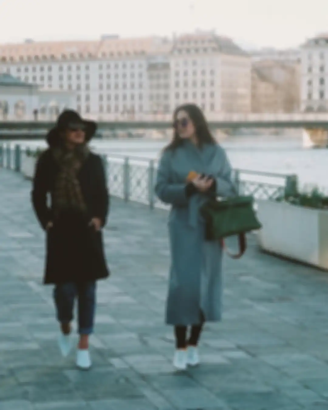 Gaya Luna Maya tenteng tas mewah saat berlibur di Swiss