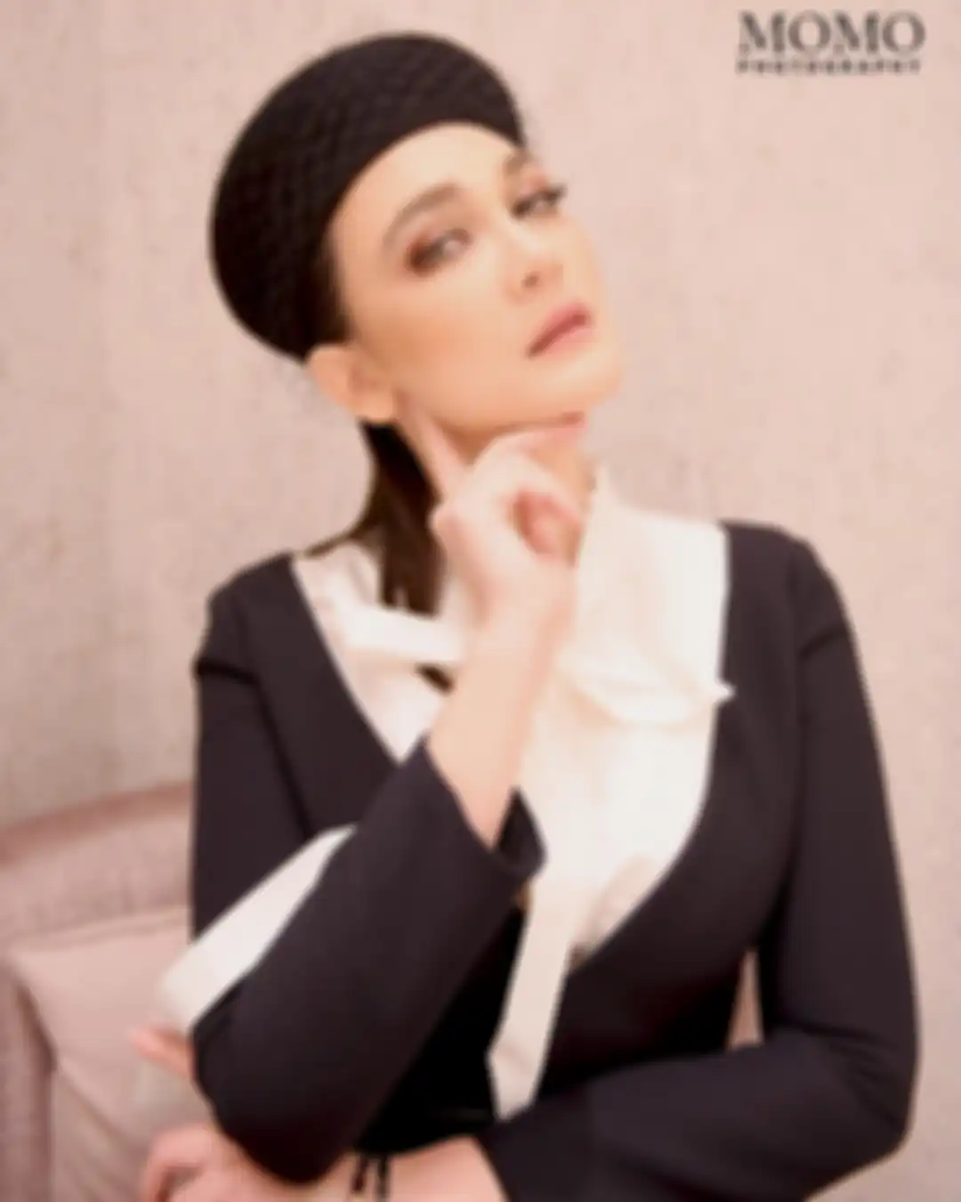 Luna Maya tampak mengenakan outfit bernuansa monokrom