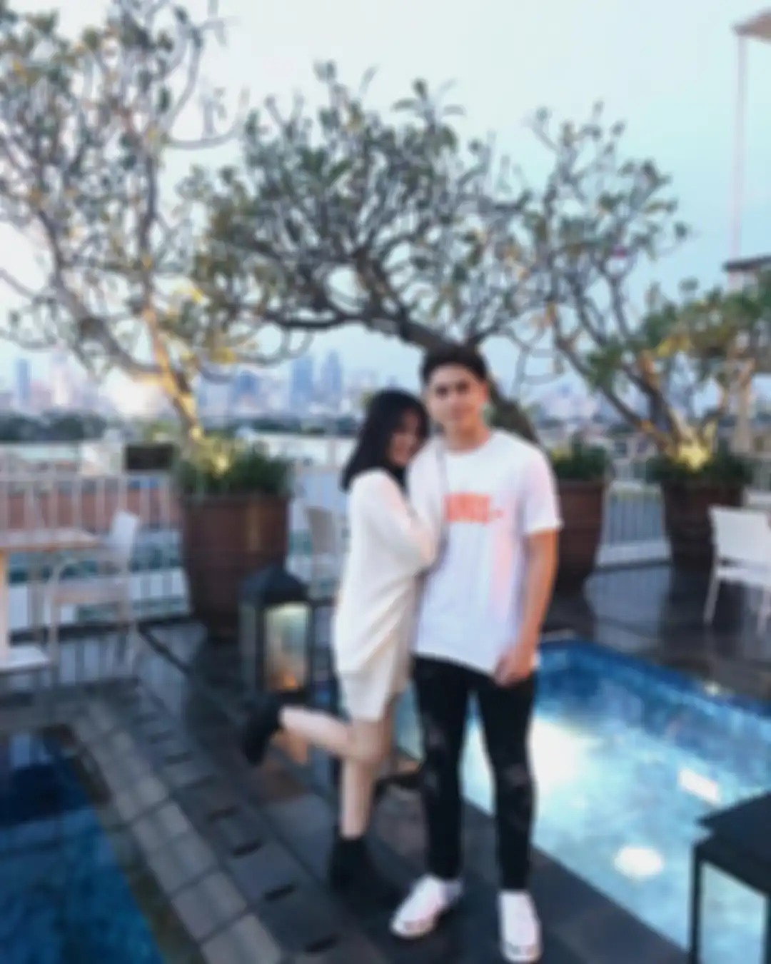 Fashion Aisyah Aqila dengan outfit putih