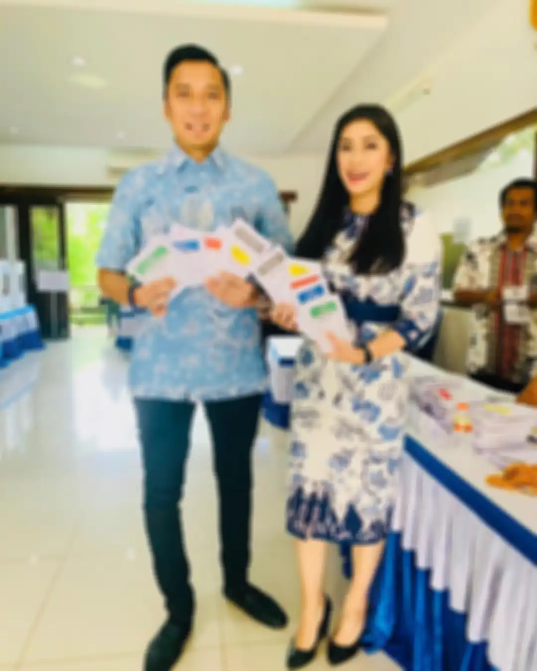 Penampilan kompak Edhie Baskoro dan Aliya Rajasa mennatu cantik SBY kenakan busana batik saat Nyoblos di TPS Pemilu 2019