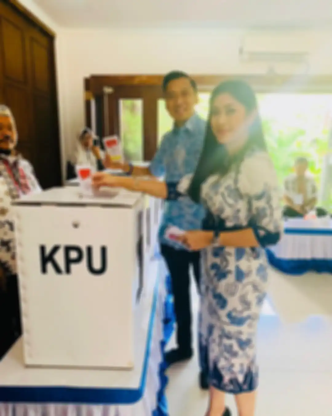 Penampilan kompak Edhie Baskoro dan Aliya Rajasa mennatu cantik SBY kenakan busana batik saat Nyoblos di TPS Pemilu 2019