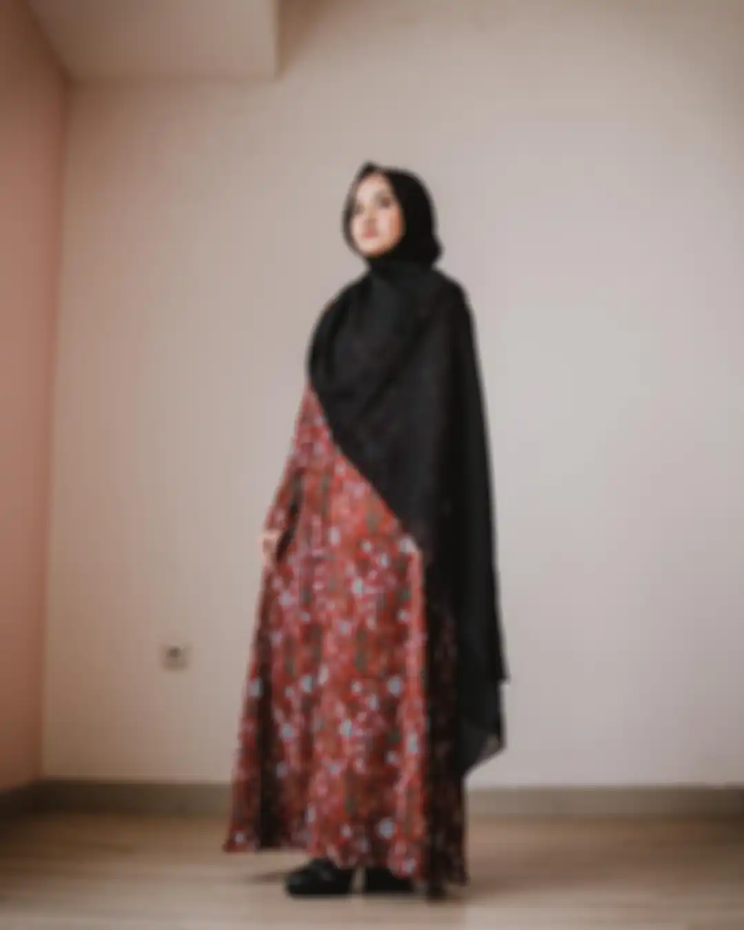 Padu padan hijab hitam ala Wirda Mansur